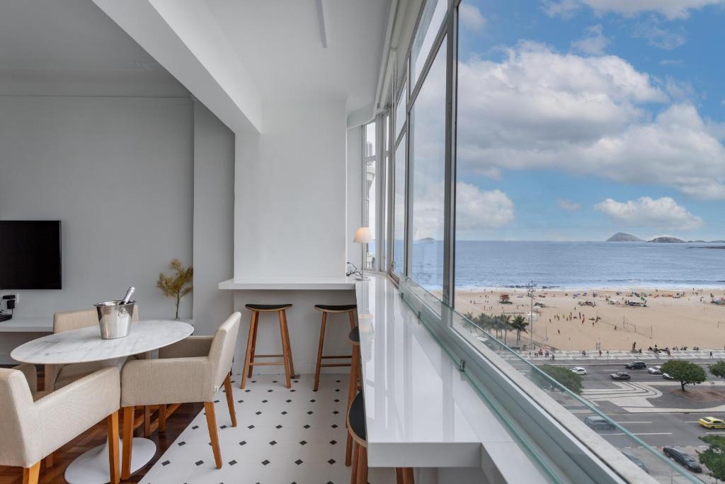 Habitación con balcón con vistas a la playa. en Vista para praia de Copacabana - RD1003 Z4 en Río de Janeiro