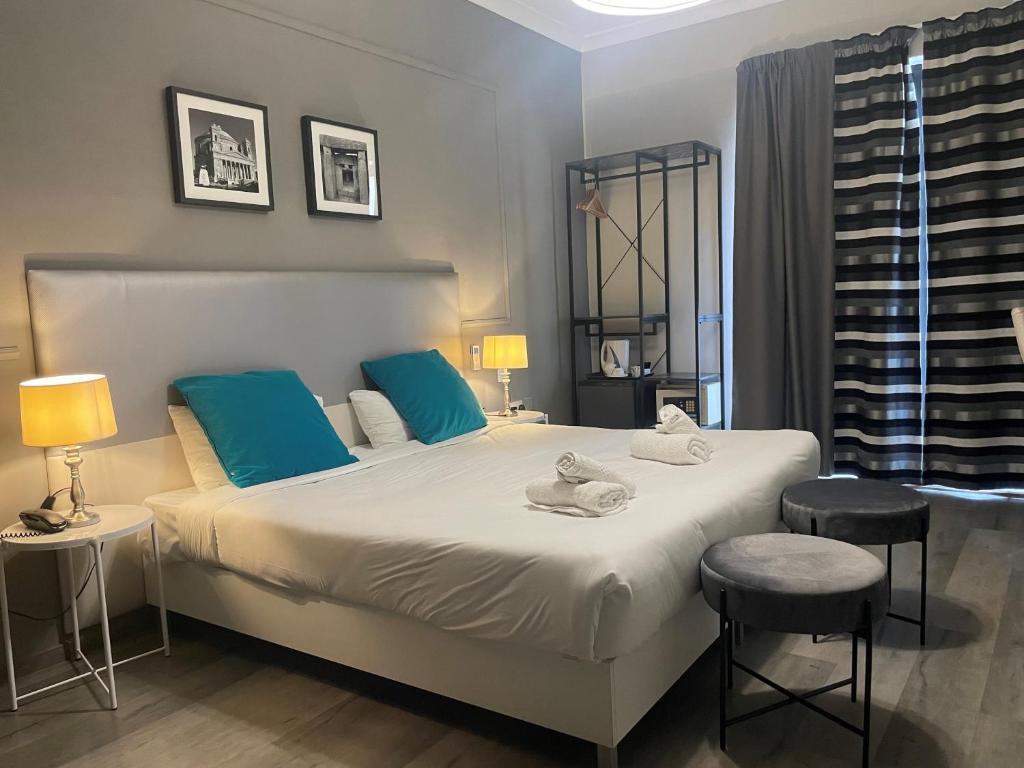 Postel nebo postele na pokoji v ubytování Sliema Marina Hotel