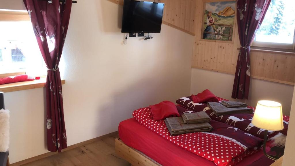 A bed or beds in a room at Cèsa Prinoth