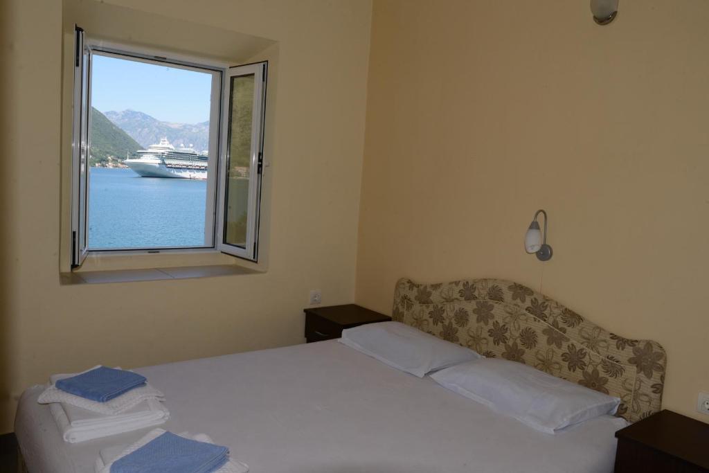 Postel nebo postele na pokoji v ubytování Apartments Ivanovic