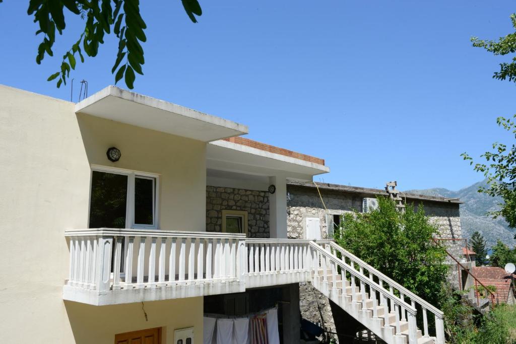una casa con balcone e scala di Apartments Ivanovic a Kotor (Cattaro)