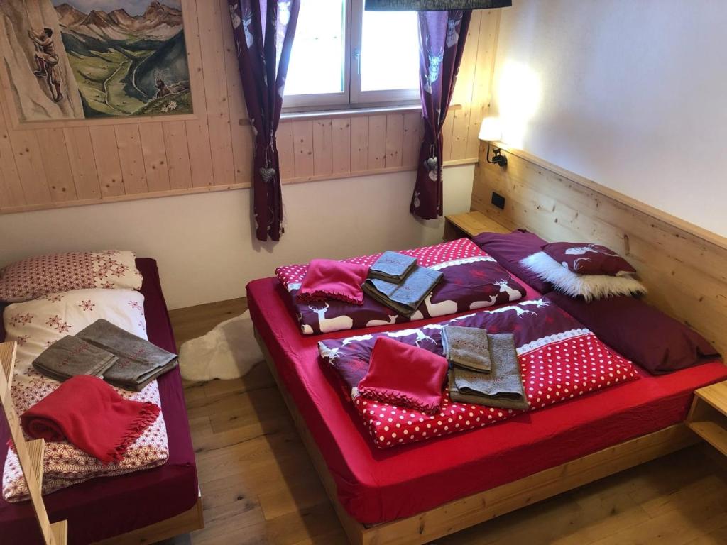A bed or beds in a room at Cèsa Prinoth