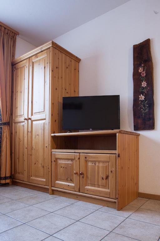 Televízia a/alebo spoločenská miestnosť v ubytovaní lareit appartamenti