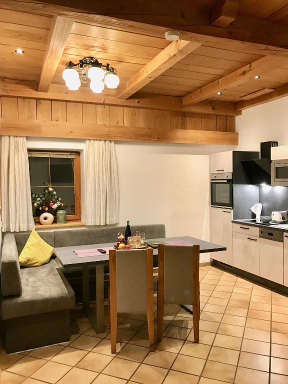 Kuchyň nebo kuchyňský kout v ubytování Restaurant Appartements Almdiele