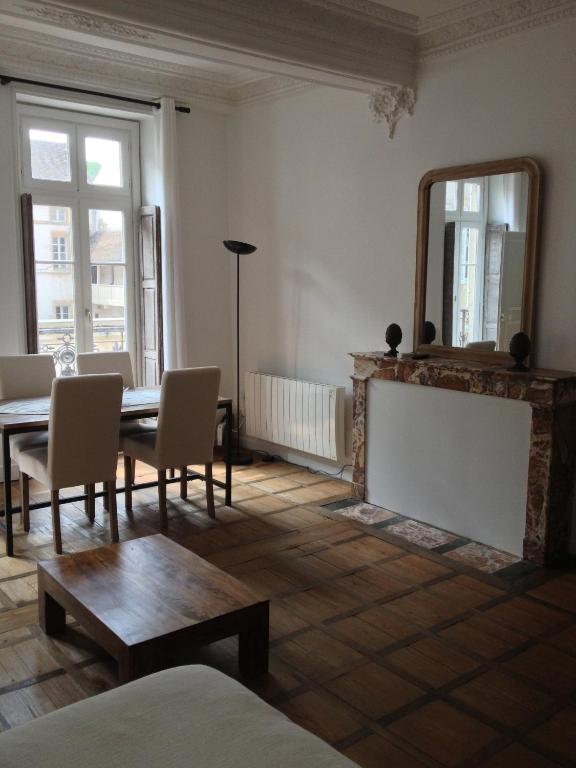 - un salon avec une table et un miroir dans l'établissement Pat & Co, à Beaune