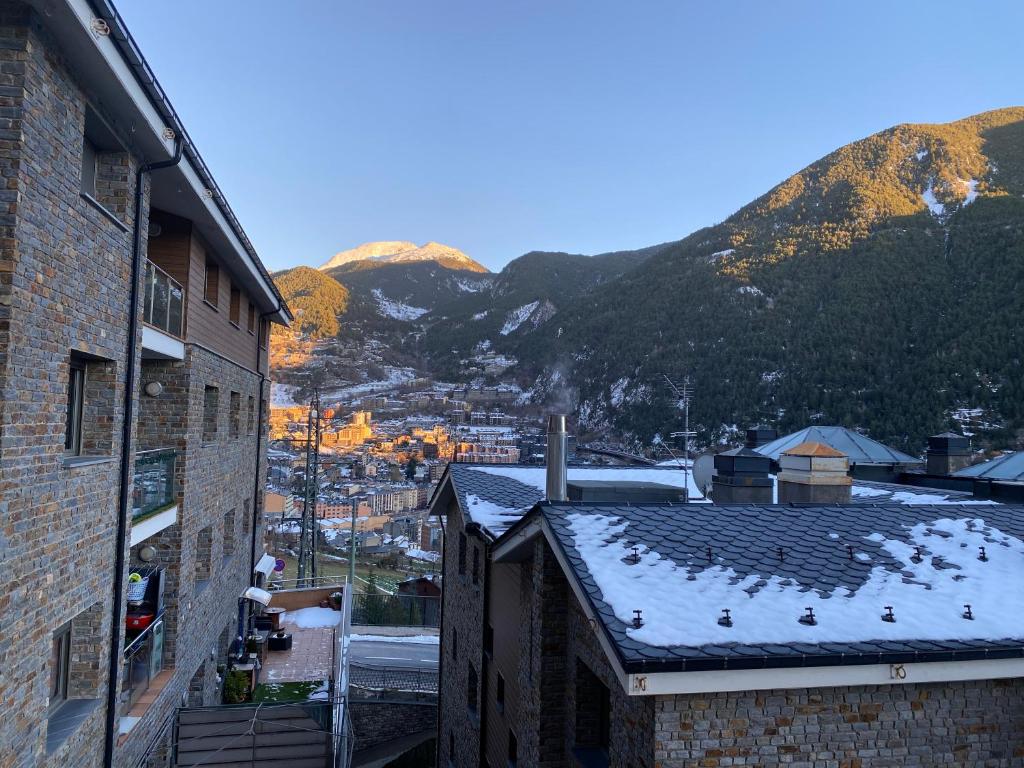Vista generica sulle montagne o vista sulle montagne dall'interno dell'appartamento
