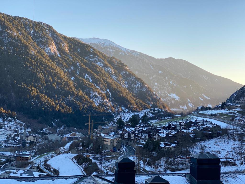 Vista generica sulle montagne o vista sulle montagne dall'interno dell'appartamento