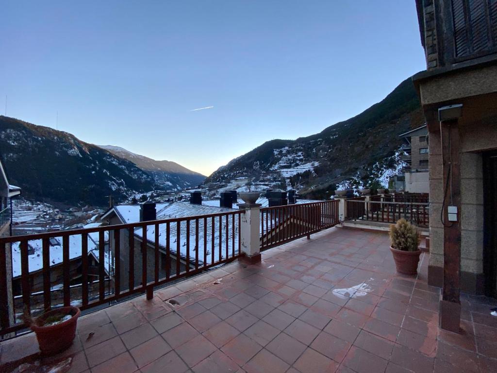 balcone con vista sull'acqua e sulle montagne. di PROBER_ENCAMP a Encamp