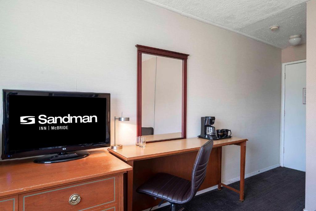 TV a/nebo společenská místnost v ubytování Sandman Inn McBride