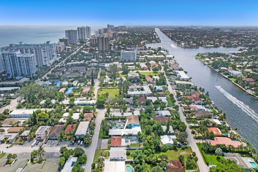una vista aerea di una città vicino all'acqua di Ocean Breeze Villa a Pompano Beach