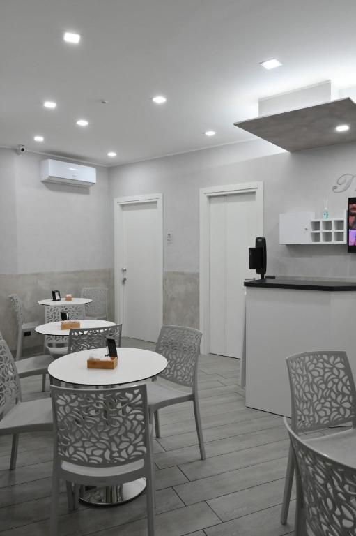 Coffee and tea making facilities at B&B The Dream
