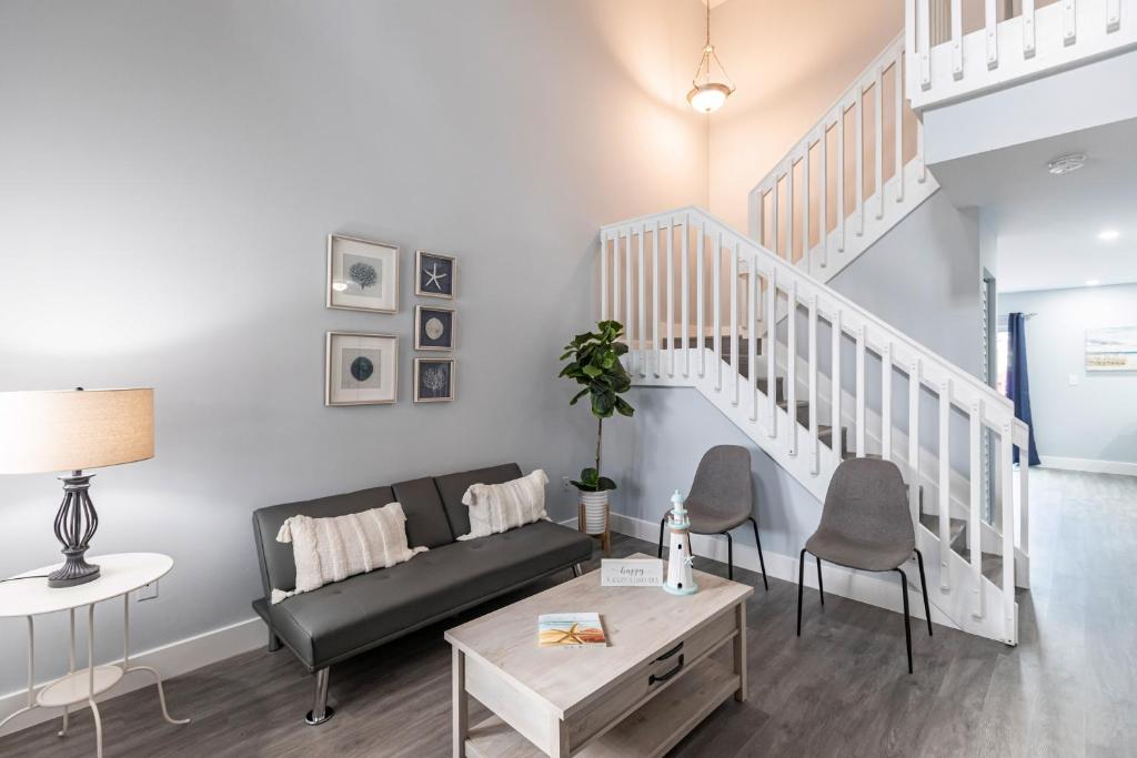 LOVELY NEWLY RENOVATED HOME 3 Bedrooms 3 baths NICE PATIO - Housity