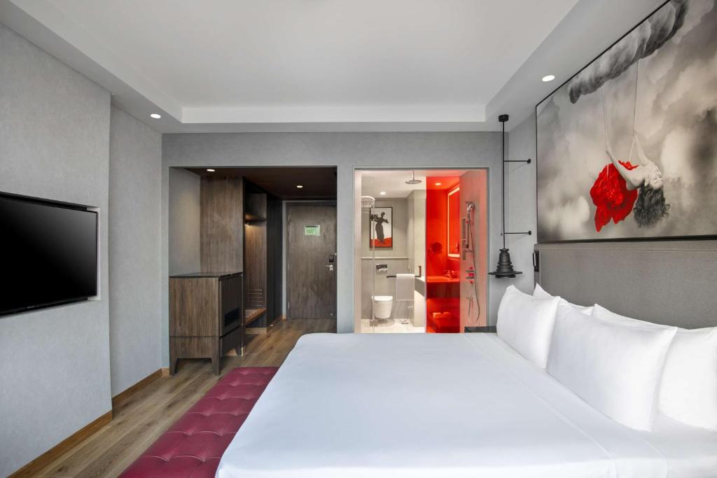 Postel nebo postele na pokoji v ubytování Radisson RED Chandigarh Mohali