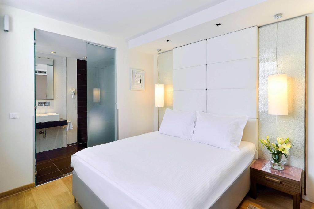 Letto o letti in una camera di Belgrade Art Hotel, a member of Radisson Individuals