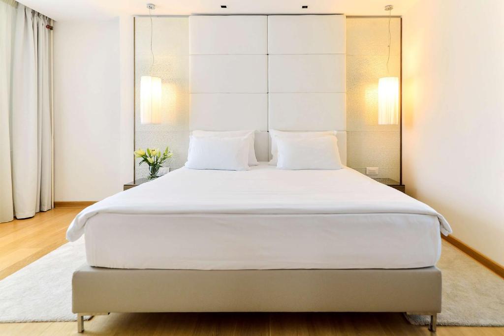 Letto o letti in una camera di Belgrade Art Hotel, a member of Radisson Individuals