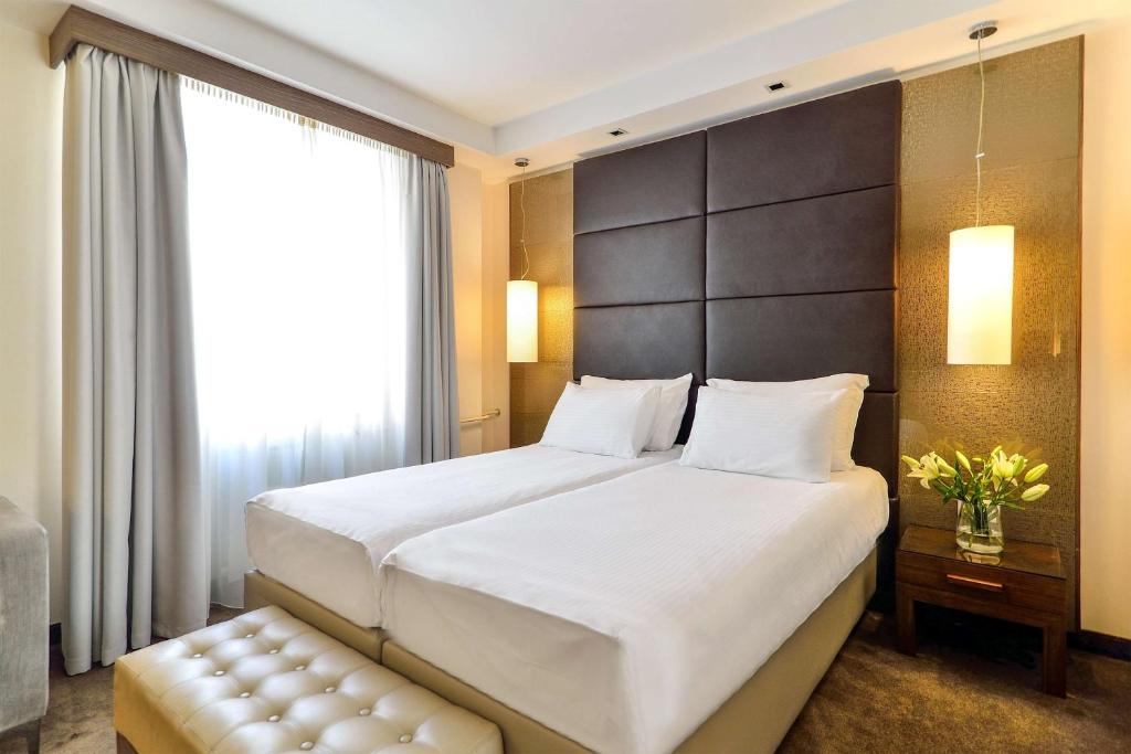 Letto o letti in una camera di Belgrade Art Hotel, a member of Radisson Individuals