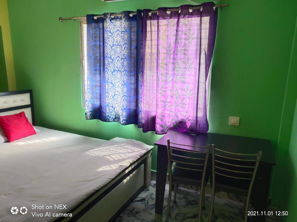 Postel nebo postele na pokoji v ubytování Radha Rani lodge