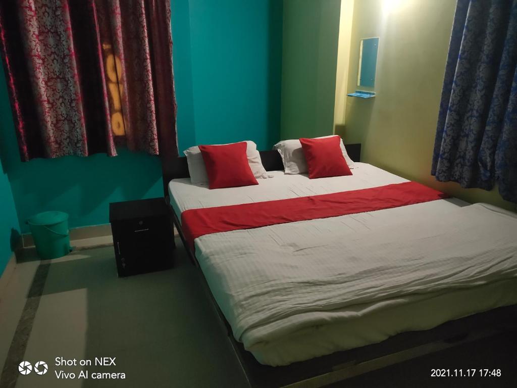 Postel nebo postele na pokoji v ubytování Radha Rani lodge