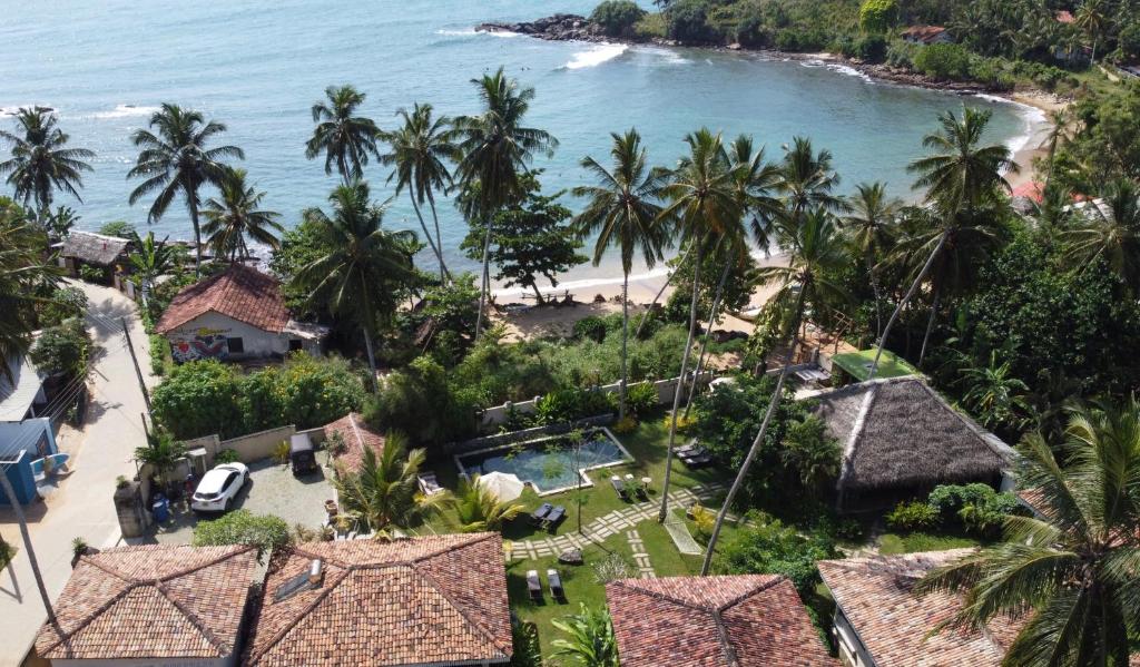 una vista aerea di un resort con palme e oceano di Aga Surf View a Tangalle