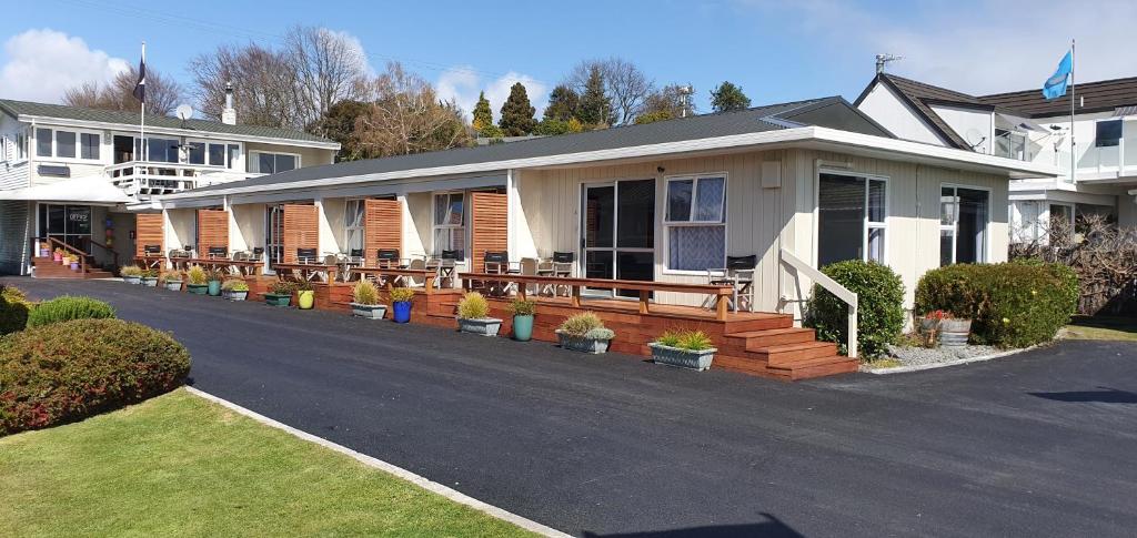 uma fila de casas com vasos de plantas numa entrada em Accent On Taupo Motor Lodge em Taupo