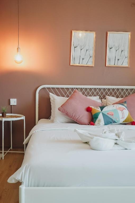 Postel nebo postele na pokoji v ubytování Thira House