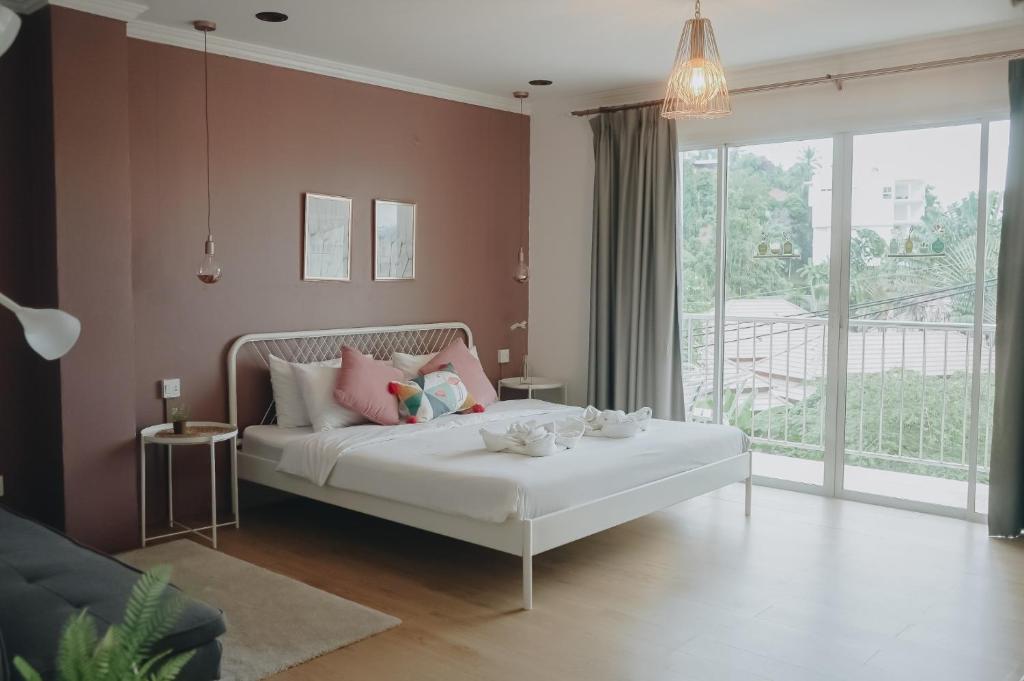 Postel nebo postele na pokoji v ubytování Thira House