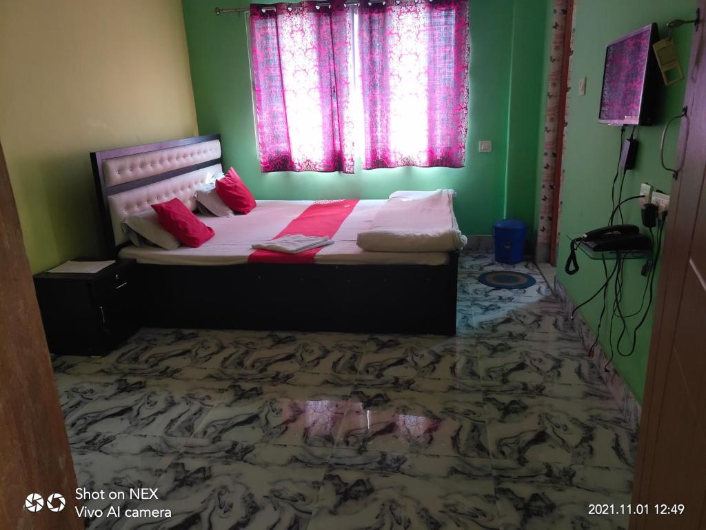 Postel nebo postele na pokoji v ubytování Radha Rani lodge