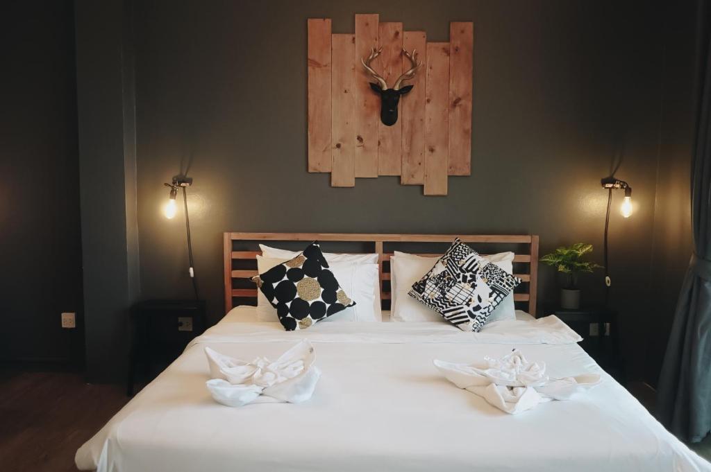 Postel nebo postele na pokoji v ubytování Thira House