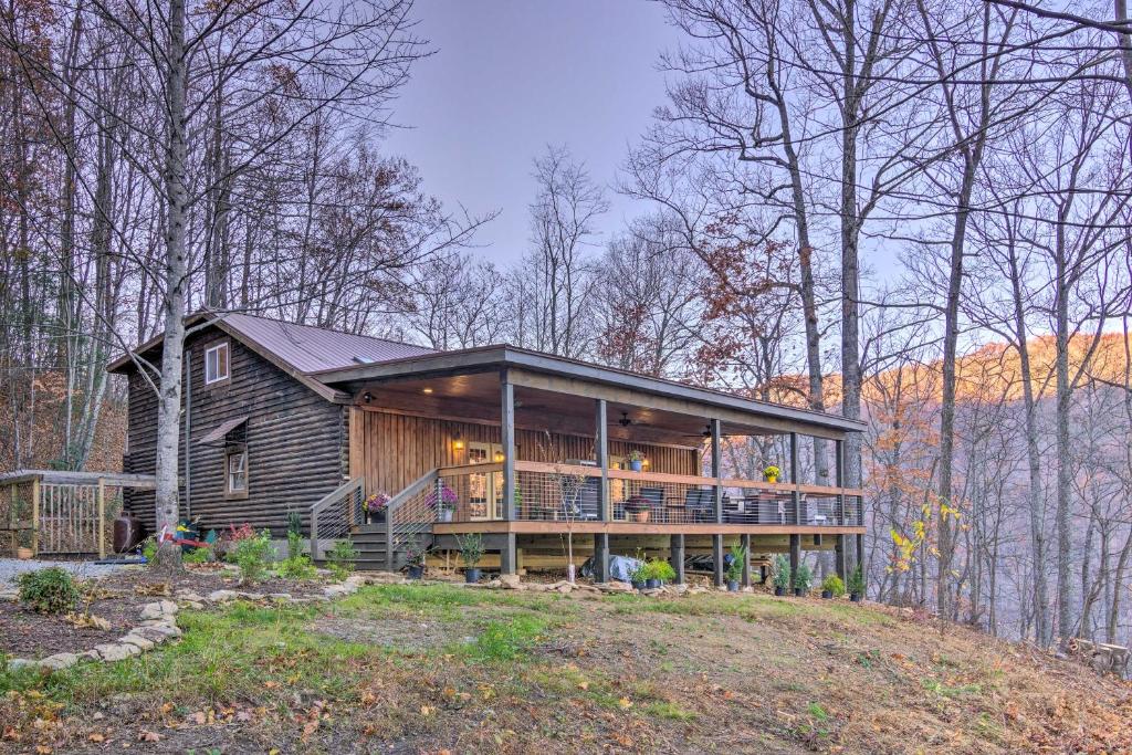 ein Haus auf einem Hügel im Wald in der Unterkunft Hendersonville Cabin with Deck and Mountain Views in Hendersonville