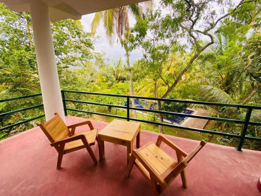 2 sillas y mesa en un balcón con vistas en Hidden Garden Tangalle en Tangalle