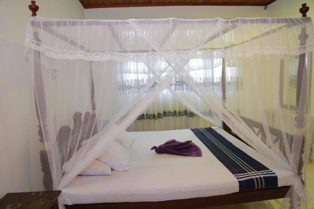 Uma cama ou camas num quarto em VILLA No34 HIKKADUWA