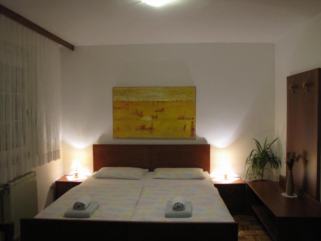 Postel nebo postele na pokoji v ubytování Guesthouse Zorko Gostilna Domen