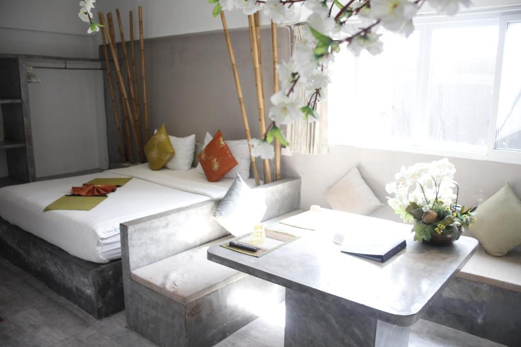 Ein Bett oder Betten in einem Zimmer der Unterkunft Samui Beach Residence Hotel