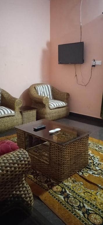 TV a/nebo společenská místnost v ubytování Coorg West End Home Stay