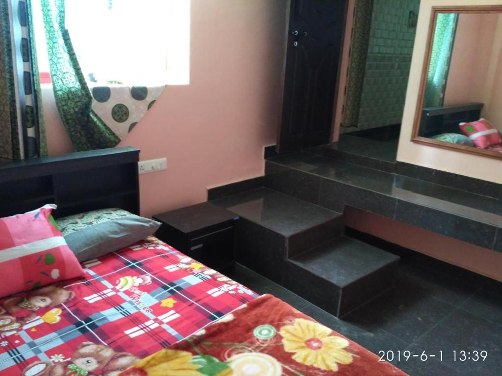 Postel nebo postele na pokoji v ubytování Coorg West End Home Stay