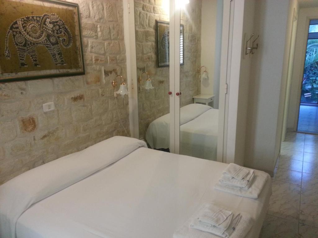 Postel nebo postele na pokoji v ubytování Camere Da Aldo in centro Sirolo