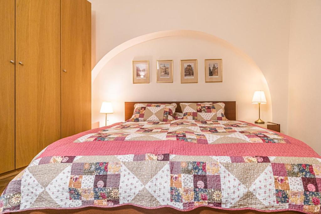 Stylish Studio at Lesser Town, Charles Bridge 3min by walk - One-Bedroom Apartment