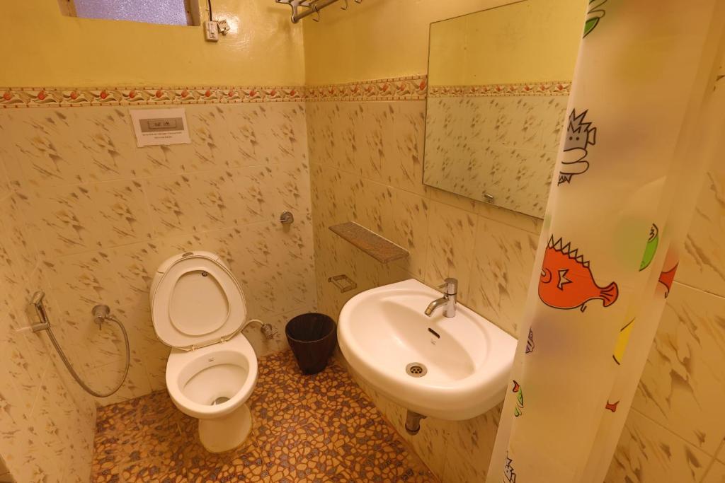 Uma casa de banho em Hotel Orfil