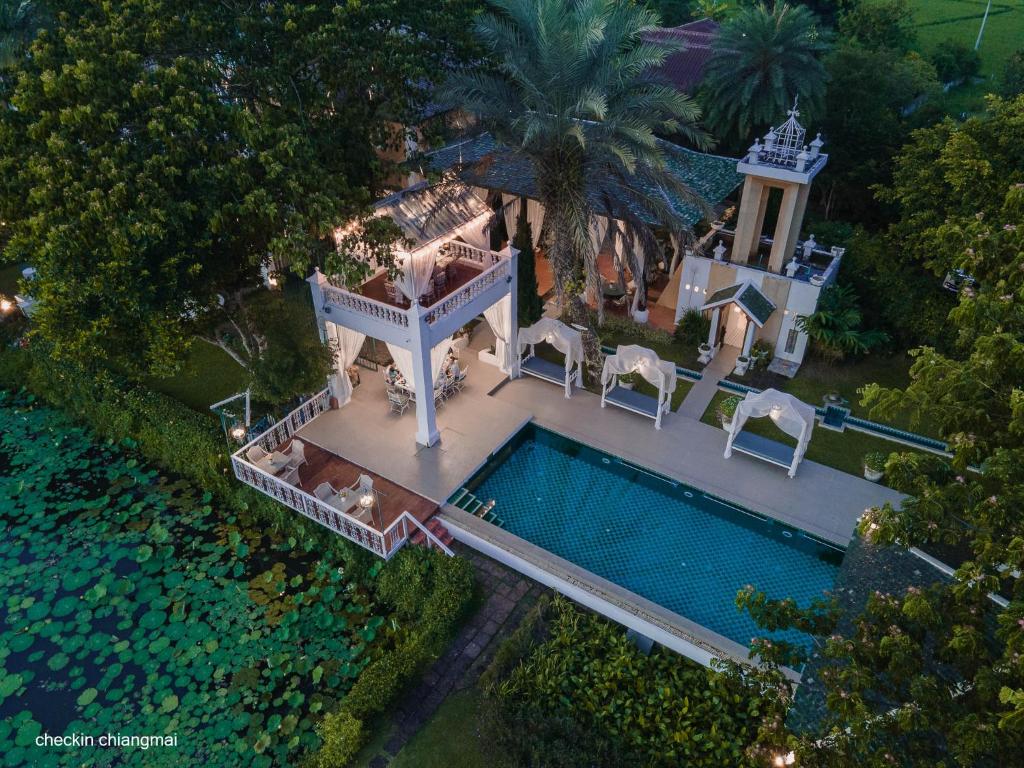 una vista aérea de una casa con piscina en Rosario Oasis Resort SHA Plus en San Sai