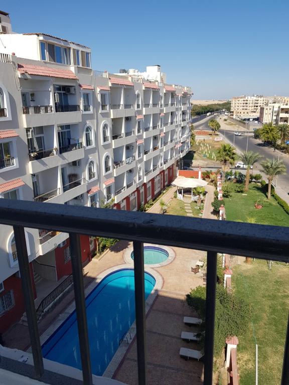 einen Blick vom Balkon eines Gebäudes mit Pool in der Unterkunft Hurghada Village sea view in Hurghada