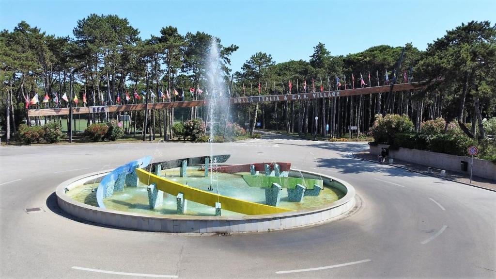 una fontana nel mezzo di una rotonda in un parco di Bella Italia Sport Village a Lignano Sabbiadoro
