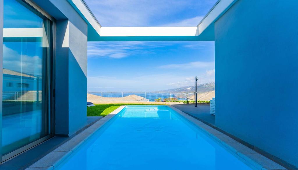 una piscina con vistas al océano desde una casa en Luxury Villa Lázaro Elegancia y Exclusividad en Santa Úrsula