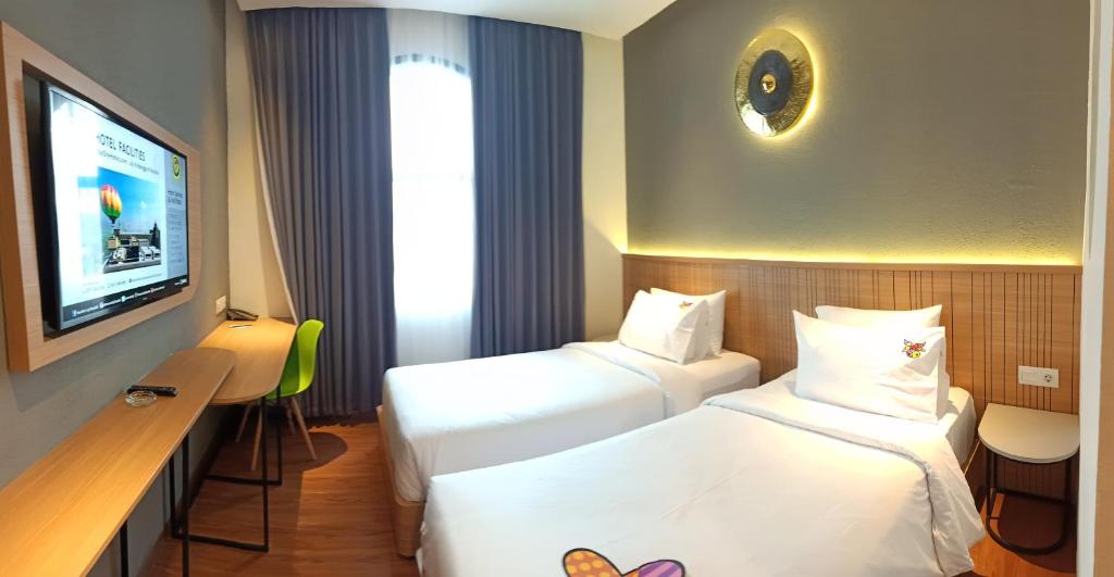 Postel nebo postele na pokoji v ubytování MaxOneHotels Loji Kridanggo @Boyolali