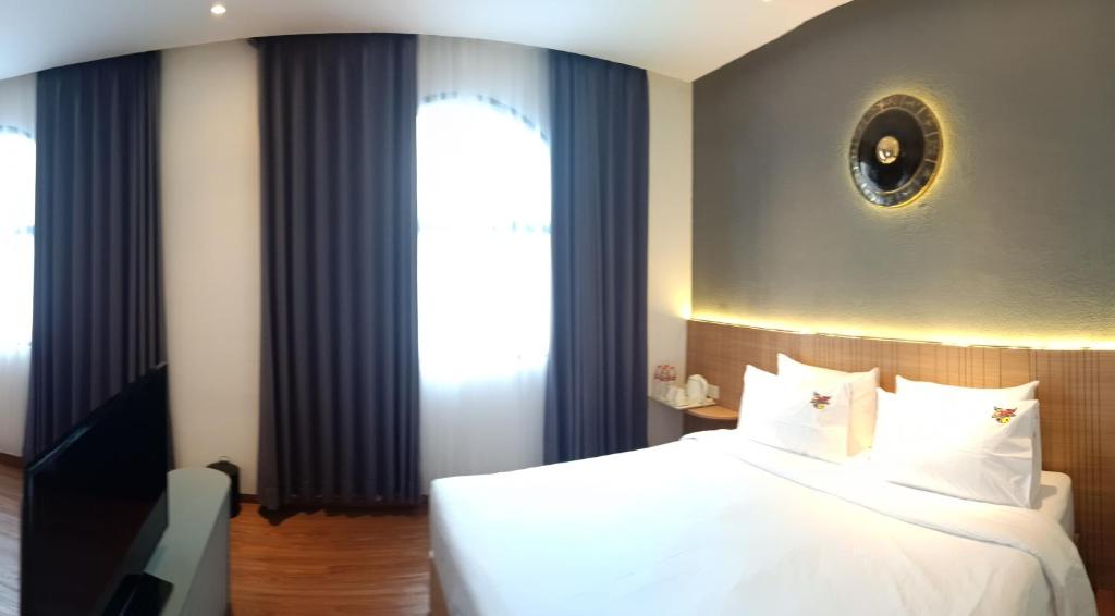 Postel nebo postele na pokoji v ubytování MaxOneHotels Loji Kridanggo @Boyolali