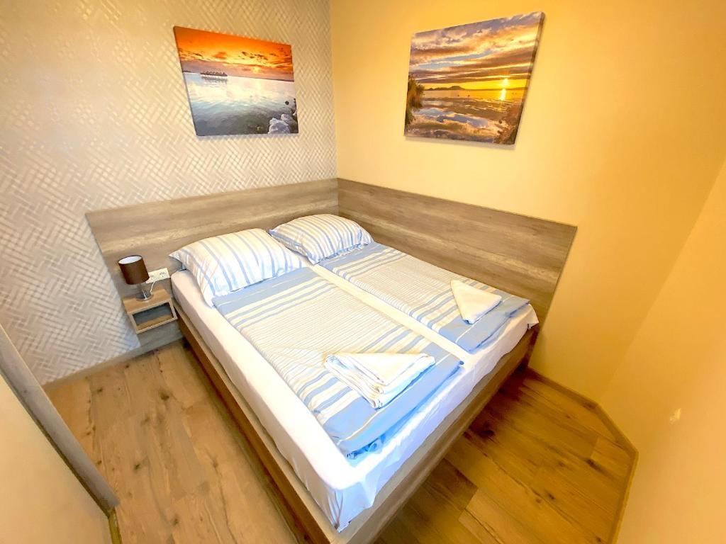 Postel nebo postele na pokoji v ubytování Unio Vendégház 2