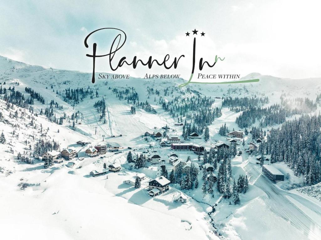 een winterscène van een skigebied in de sneeuw bij Hotel PlannerInn in Planneralm