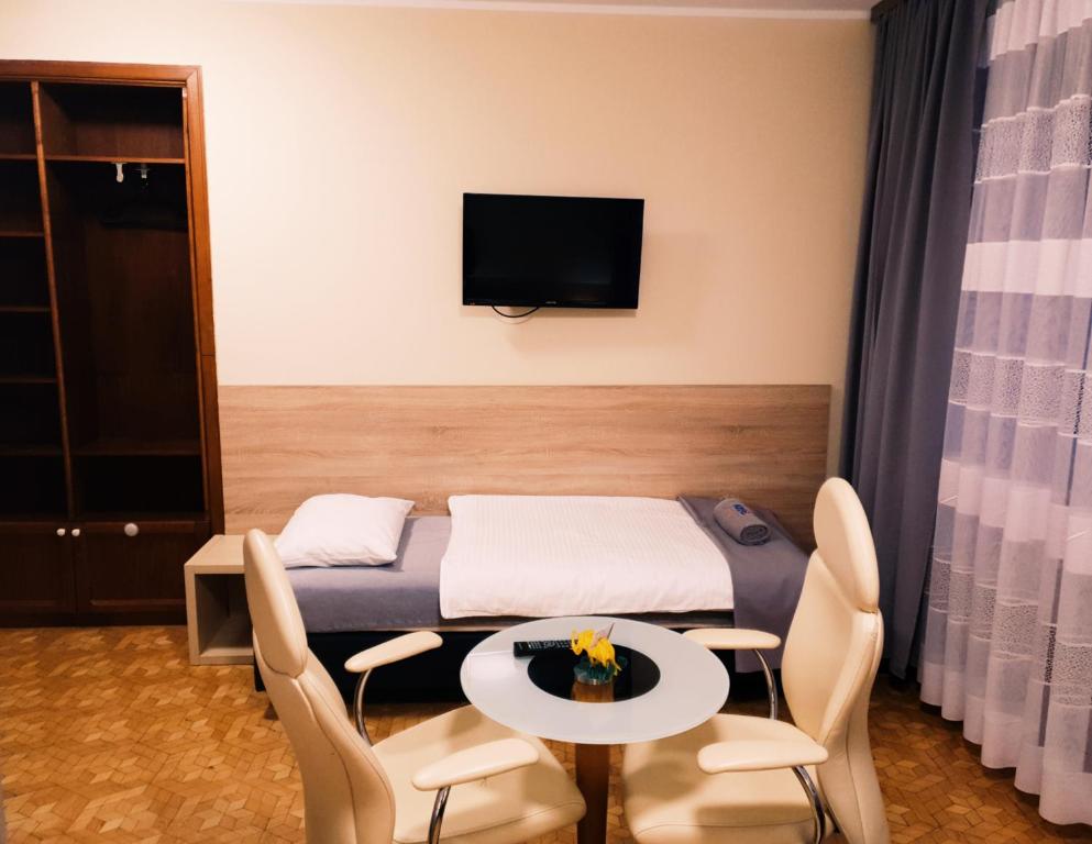 TV a/nebo společenská místnost v ubytování Biały Słoń