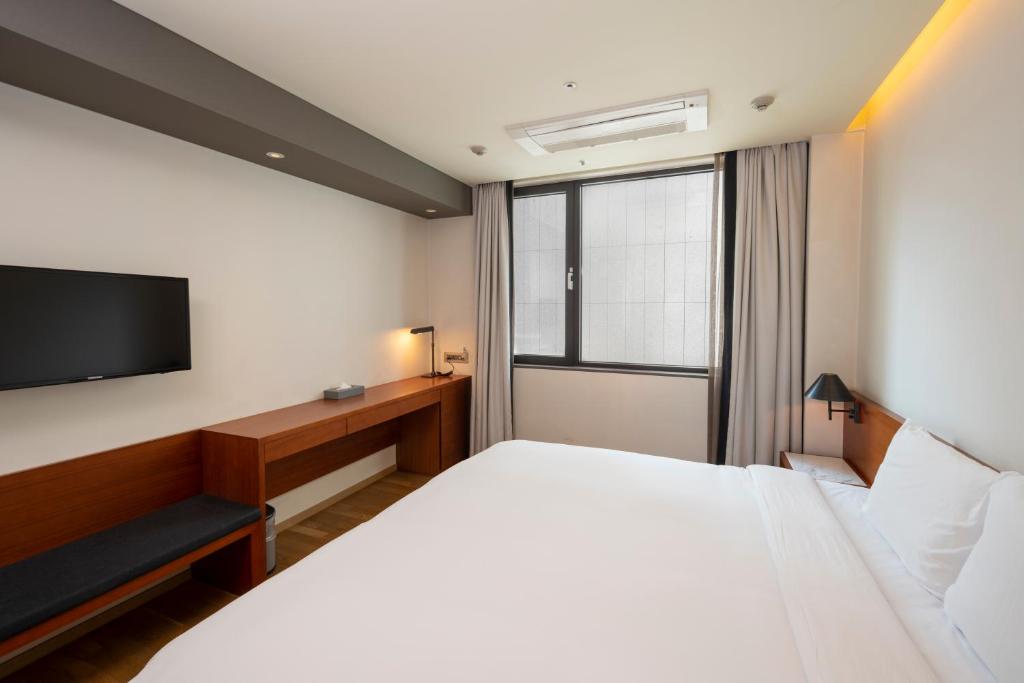 Postel nebo postele na pokoji v ubytování Seoul Hotel ShinShin Myeongdong