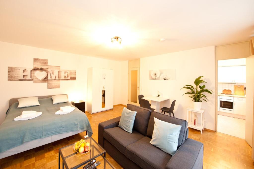 a living room with a bed and a couch at Studio Apartment - zentral mit Parkplatz - Balkon in Bayreuth