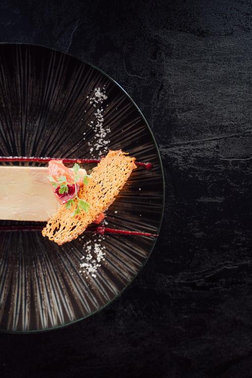 a glass plate with chopsticks and an umbrella at Dormy House in Étretat